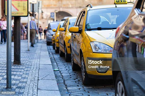 Foto de De Táxi e mais fotos de stock de Amarelo - Amarelo, Calçada, Capitais internacionais