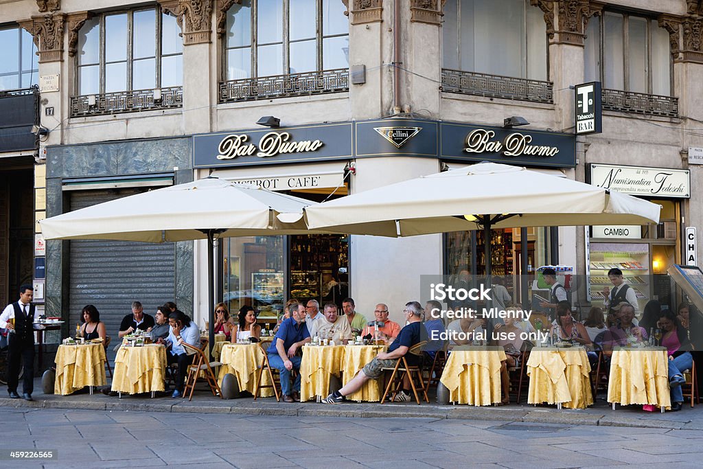 Turystów w restauracji Piazza del Duomo Mediolan, Włochy - Zbiór zdjęć royalty-free (Bar - Lokal gastronomiczny)