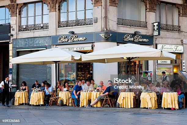 Turystów W Restauracji Piazza Del Duomo Mediolan Włochy - zdjęcia stockowe i więcej obrazów Bar - Lokal gastronomiczny