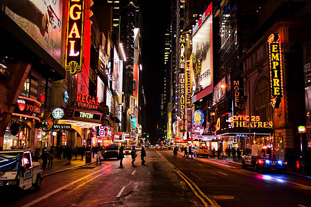 la ciudad de nueva york en la noche - times square billboard street night fotografías e imágenes de stock