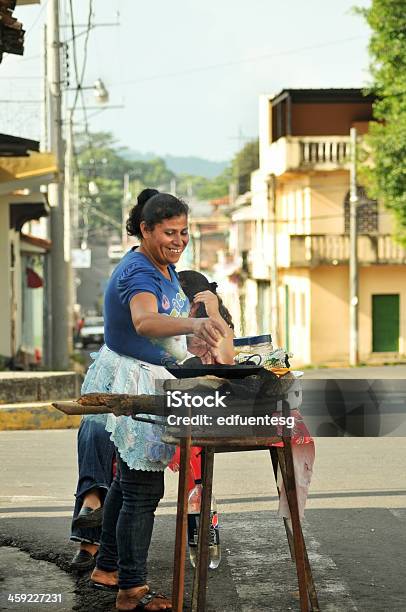 Gotowanie Salvadorans - zdjęcia stockowe i więcej obrazów Ulica - Ulica, Empanada, Gotować