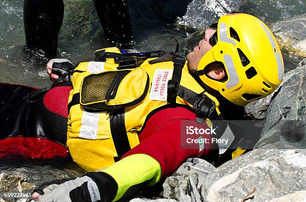 Ratowanie Wody Ćwiczenie - zdjęcia stockowe i więcej obrazów Członek ekipy ratunkowej - Członek ekipy ratunkowej, Kamizelka ratunkowa, Czerwony krzyż