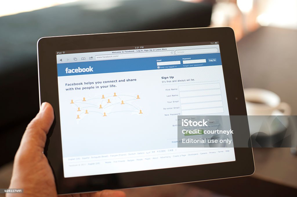 Usuário segurando o IPad com o Facebook na tela - Foto de stock de Rede social royalty-free