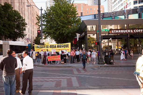 seattle palestinianos protesto pelo starbucks. - photography starbucks flag sign imagens e fotografias de stock