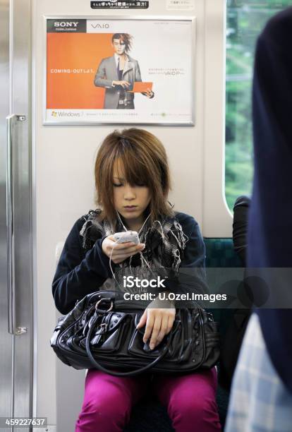 En Línea En Tren Tokyo Foto de stock y más banco de imágenes de 20 a 29 años - 20 a 29 años, Adulto, Adulto joven