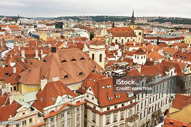 Vista Da Cidade De Praga Telhados Vermelhos - Fotografias de stock e mais imagens de Alto - Descrição Física - Alto - Descrição Física, Antiguidade, Ao Ar Livre