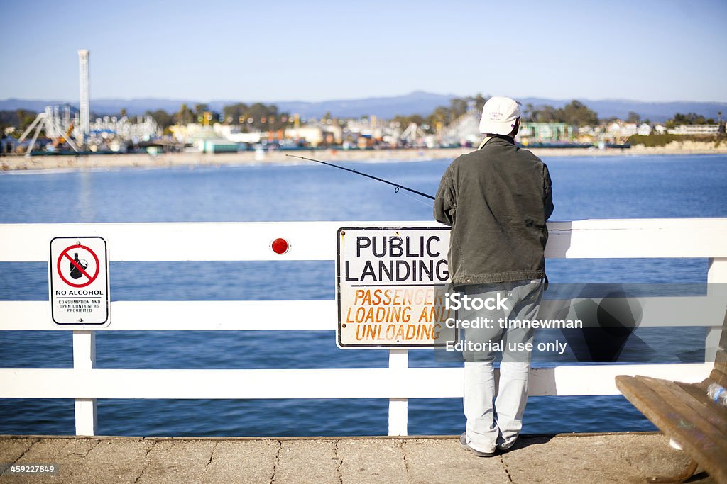 Pêcheur sur le quai de Santa Cruz - Photo de Activité de loisirs libre de droits