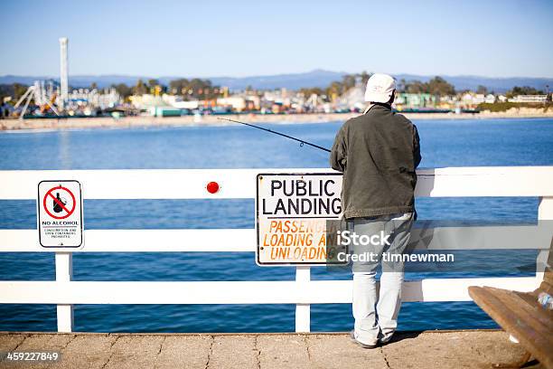 Foto de Fisherman De Santa Cruz Wharf e mais fotos de stock de Adulto - Adulto, Adulto maduro, Atividade Recreativa