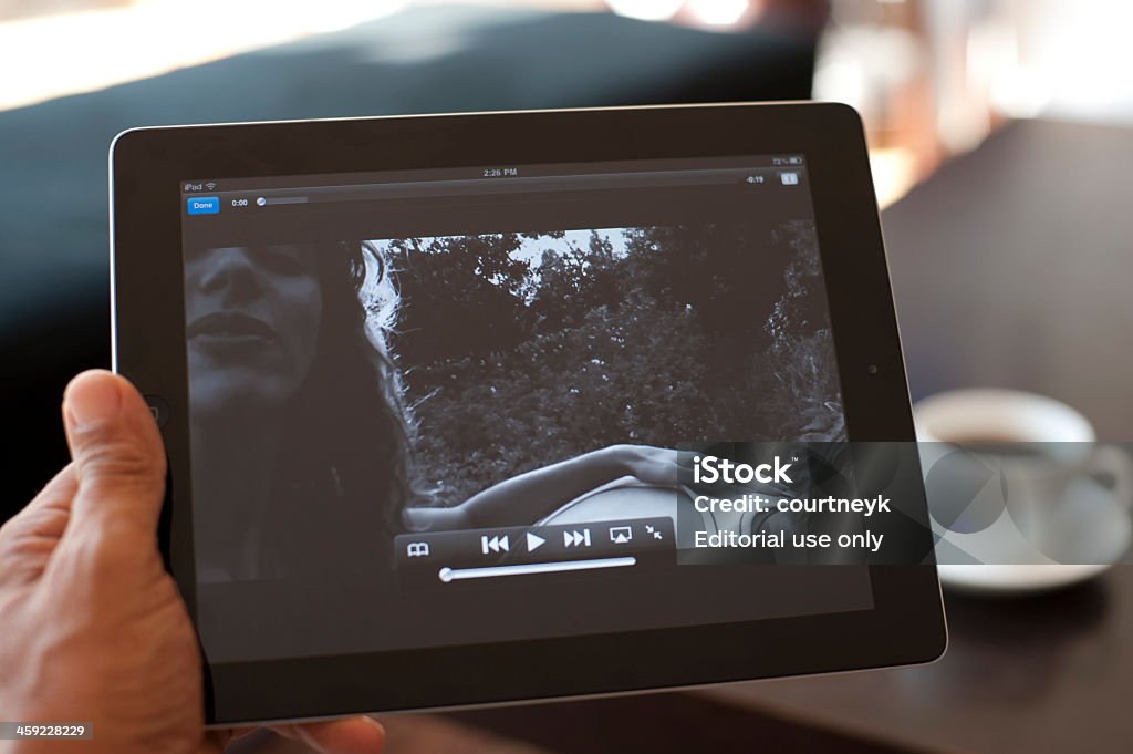개인 쥠 ipad 표시중 Youtube - 로열티 프리 YouTube 스톡 사진