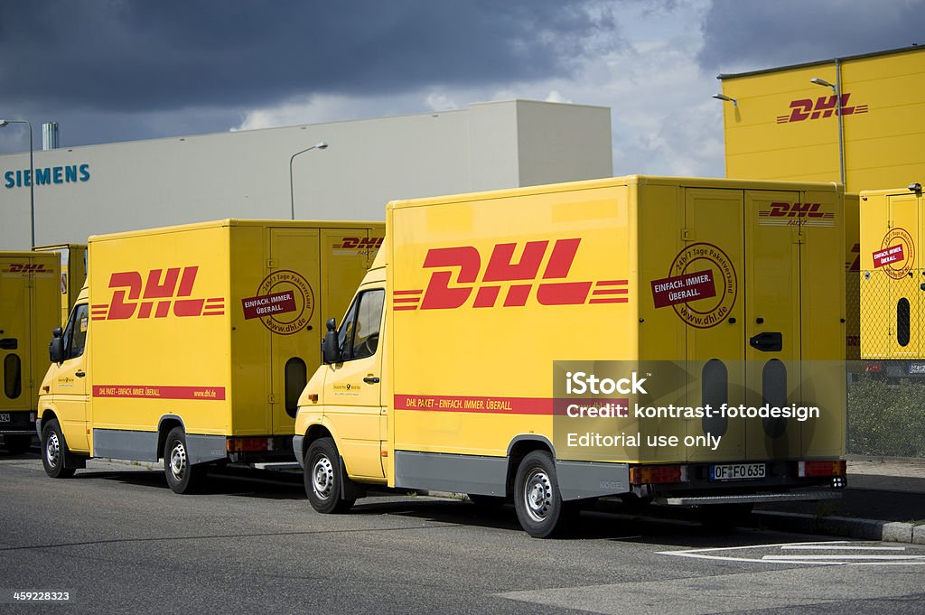 DHL entrega caminhões - Foto de stock de DHL royalty-free