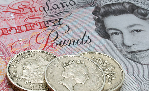 billete de cincuenta libras y monedas - editorial horizontal close up uk fotografías e imágenes de stock