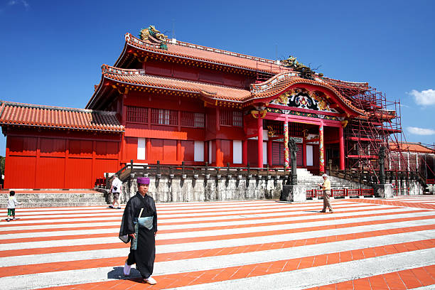 castillo de shuri - shuri castle fotografías e imágenes de stock