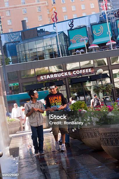 Photo libre de droit de Jeune Seattle Protesters Palestinienne Et Du Café Starbucks banque d'images et plus d'images libres de droit de Starbucks