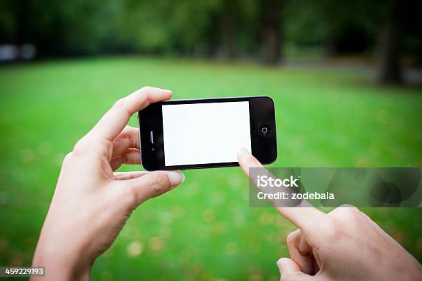 Iphone 4 Con Pantalla Blanca Al Aire Libre Foto de stock y más banco de imágenes de 30-39 años - 30-39 años, Agarrar, Aire libre