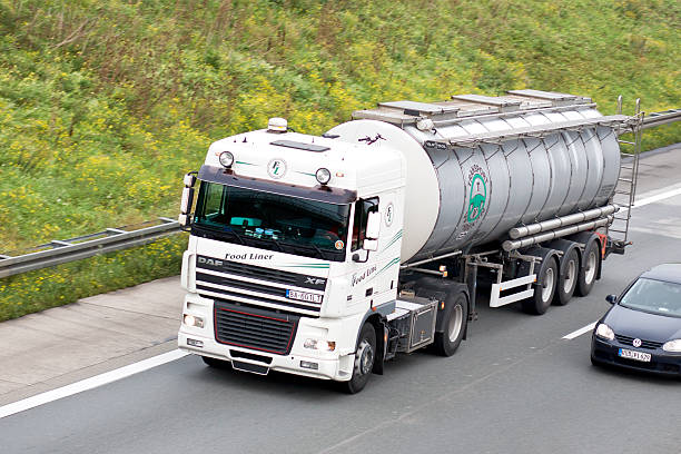 silo camião em alemão autoestrada alemã - men vehicle part silo driving imagens e fotografias de stock