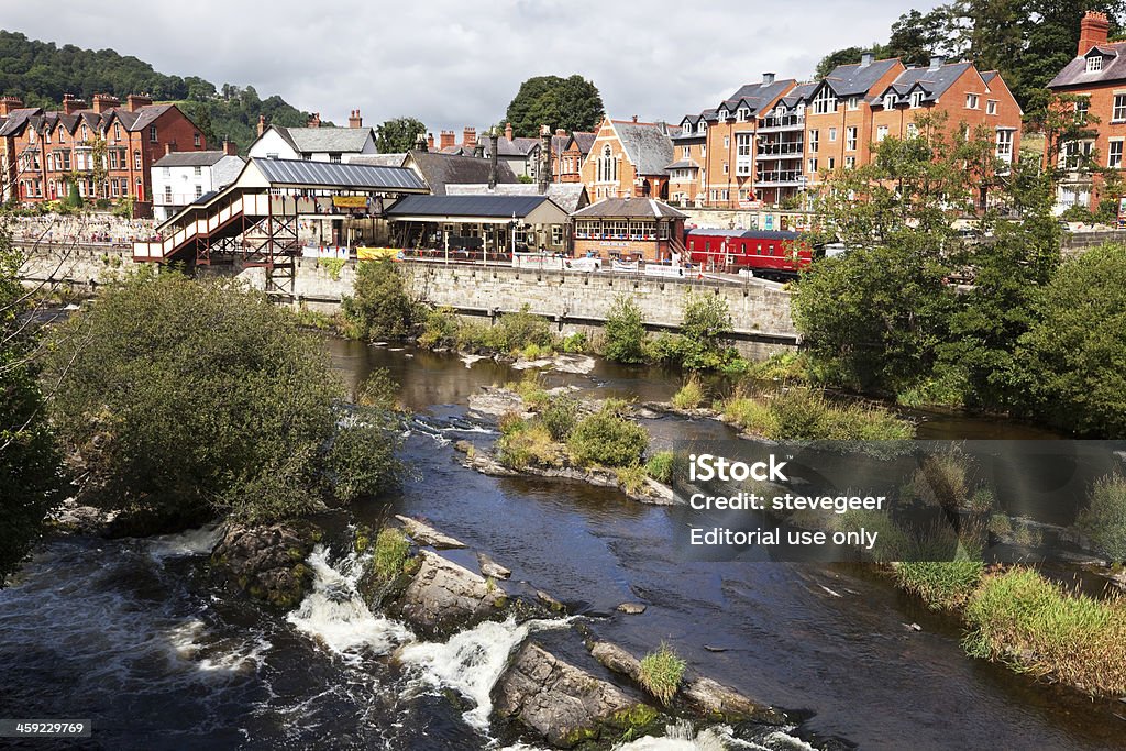 Rio Dee e estação ferroviária de Llangollen, País de Gales - Foto de stock de Arquitetura royalty-free