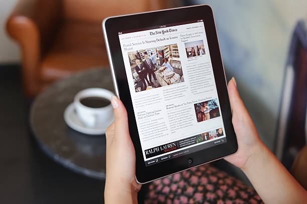 чтение новостей с apple ipad - e reader digital tablet cafe reading стоковые фото и изображения