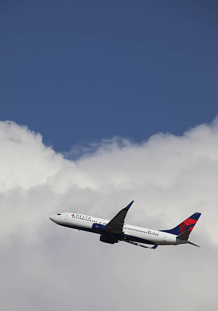 delta airlines 737 - delta air lines stock-fotos und bilder