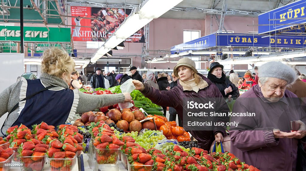 재배하건 채소가게에서 구입하건 있는 센트럴 마켓, 라트비아 리가 - 로열티 프리 리가 스톡 사진
