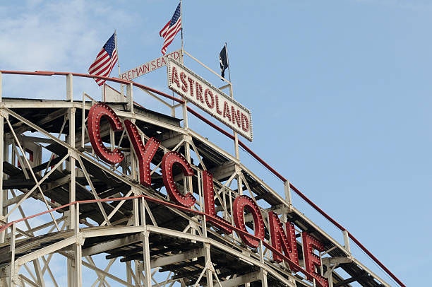 coney island cyclone historischen hölzernen achterbahn fahrgeschäfte, nyc - cyclone stock-fotos und bilder