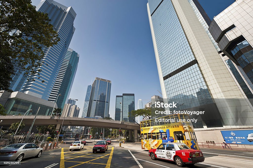 China longue gratte-ciel de Hong Kong rues du quartier des banques - Photo de Bus libre de droits