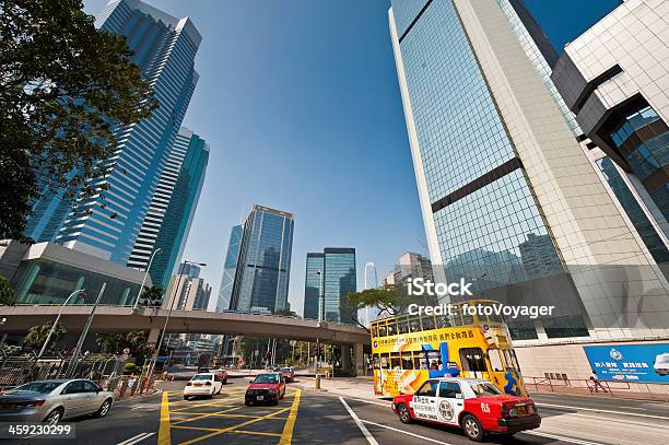 Photo libre de droit de China Longue Gratteciel De Hong Kong Rues Du Quartier Des Banques banque d'images et plus d'images libres de droit de Bus