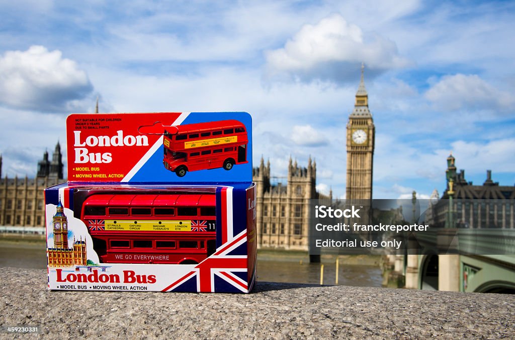 Brinquedo de autocarro de Londres com o Big Ben da Torre em segundo plano - Royalty-free Autocarro Foto de stock