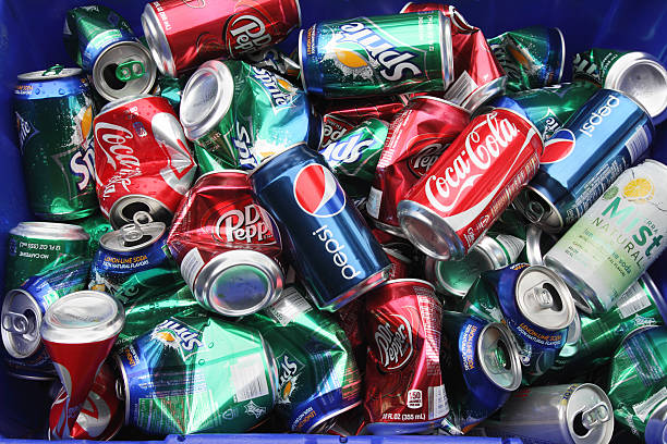 recycling dose soda - crushed can soda drink can stock-fotos und bilder