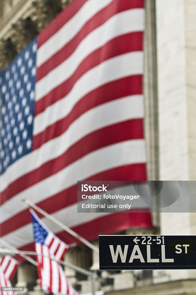 Wall St di New York Stock Exchange stelle e strisce - Foto stock royalty-free di Affari