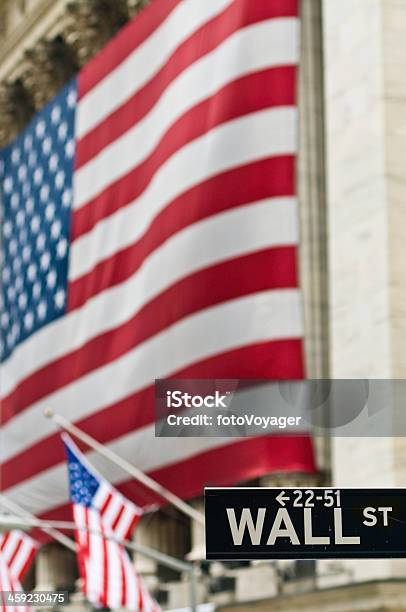 Wall St Di New York Stock Exchange Stelle E Strisce - Fotografie stock e altre immagini di Affari