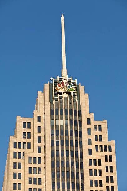 nbc tower no centro da cidade de chicago - nbc chicago vertical built structure imagens e fotografias de stock