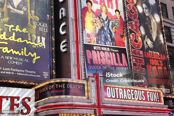 Times Square Theater District Cartelloni Sulla Seventh Avenue - Fotografie stock e altre immagini di Broadway - Manhattan