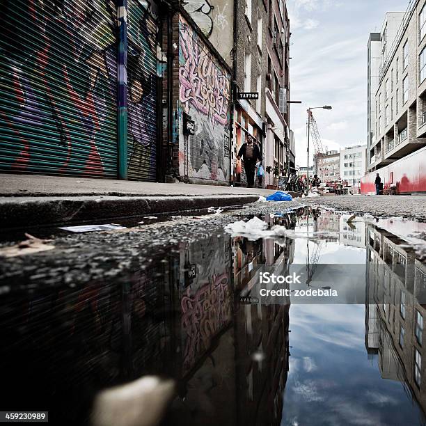 London Backstreet Escena Urbana Y Grafiti Foto de stock y más banco de imágenes de Acera - Acera, Adulto, Adulto joven