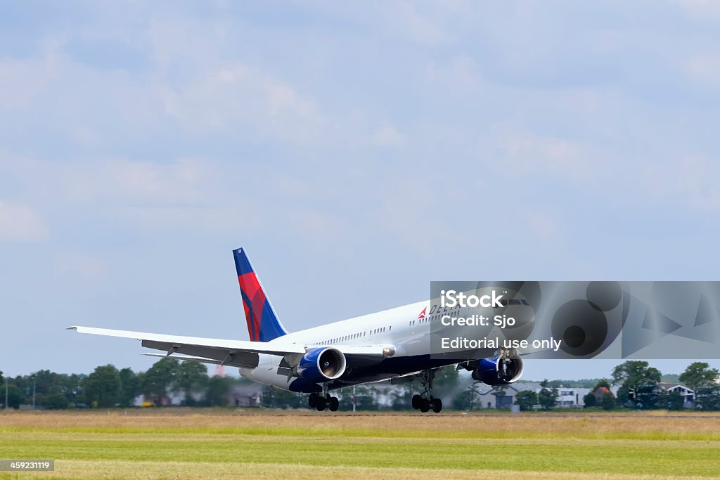Delta airlines Avion atterrissant - Photo de Affaires libre de droits