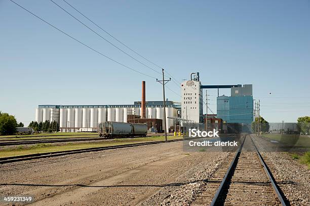 Dakota Do Norte Fábrica E Elevador - Fotografias de stock e mais imagens de Agricultura - Agricultura, Compartimento de Comboio, Dakota do Norte