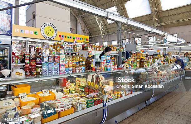Venditore Di Formaggio A Riga Lettonia Mercato Centrale - Fotografie stock e altre immagini di Mercato del pesce
