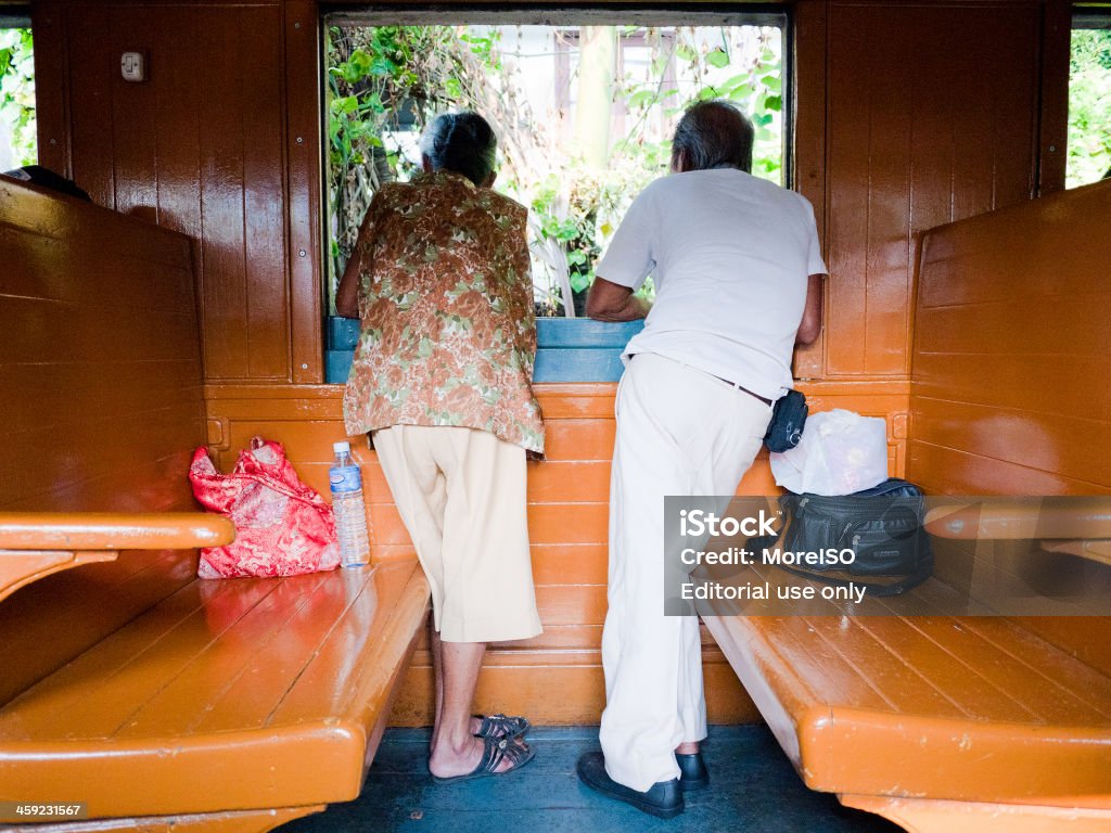 Пожилые пара в поезде, глядя из окна - Стоковые фото Бангкок роялти-фри