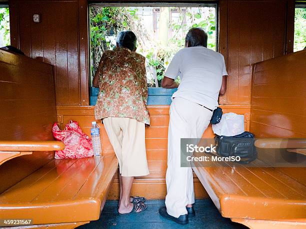 Пожилые Пара В Поезде Глядя Из Окна — стоковые фотографии и другие картинки Бангкок - Бангкок, Подорванный, 60-69 лет