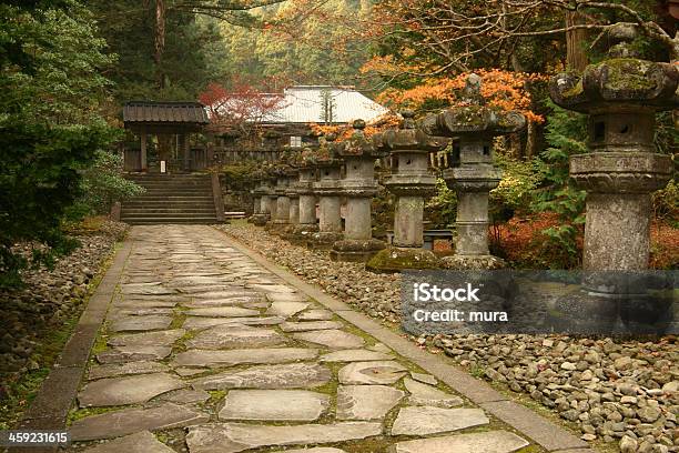 Foto de Caminho De Pedras No Jardim Japonês e mais fotos de stock de Arbusto - Arbusto, Arquitetura, Caminho de Jardim