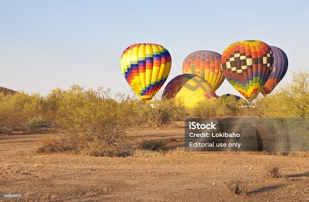 Balões de ar quente de Preparar para decolar no deserto - Foto de stock de Balão de ar quente royalty-free