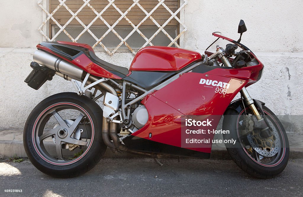 Ducati Carrera Foto de stock y más banco de imágenes de Ducati - Ducati,  Motocicleta, Antigualla - iStock