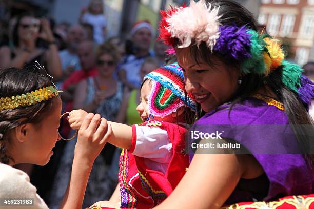 Mujer Y Peruano Desfile De Los Niños En Carnival Copenhagen Denmark Foto de stock y más banco de imágenes de Adulto