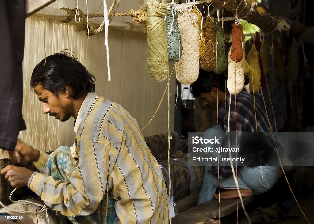 카펫 Weavers 작업 매장이름은 - 로열티 프리 노동 집약성 생산 라인 스톡 사진
