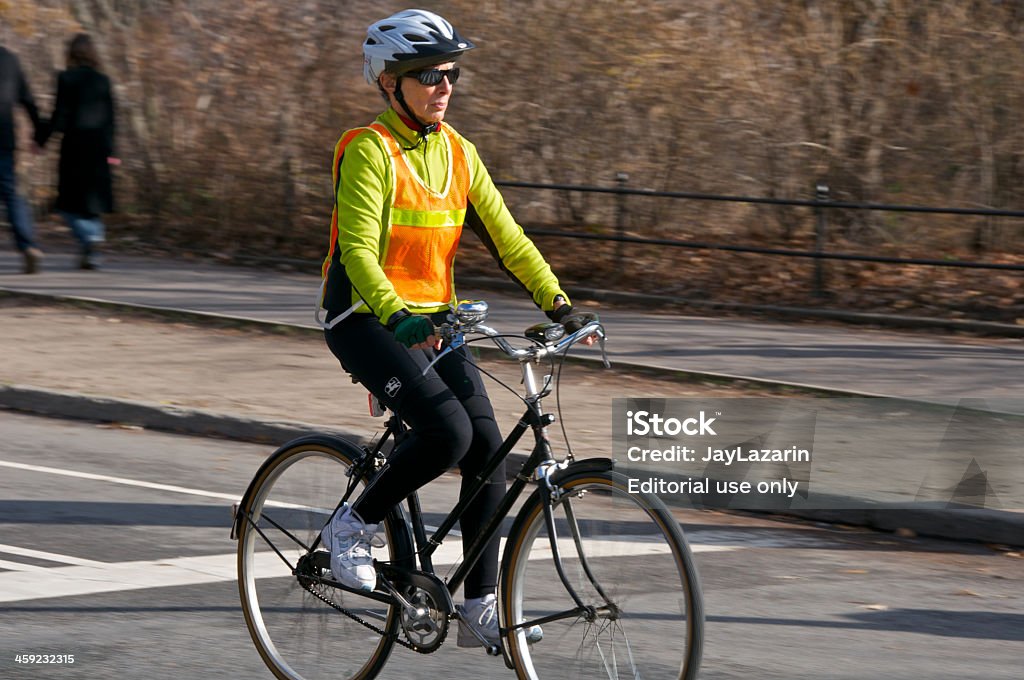 Женское катание на велосипеде Центральный парк и Манхэттен, Нью-Йорк - Стоковые фото Двухколёсный велосипед роялти-фри