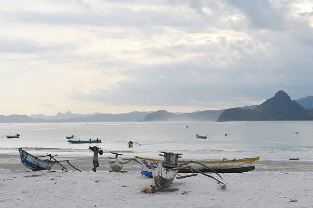 spiderboats - west nusa tenggara fotografías e imágenes de stock