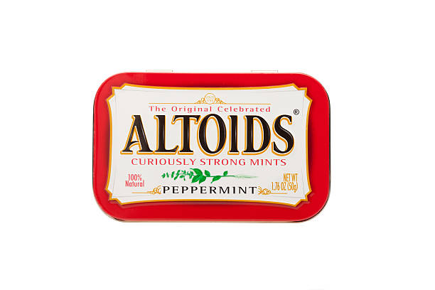 altoids recipiente filmado em estúdio, em fundo branco - metal tin can altoids imagens e fotografias de stock