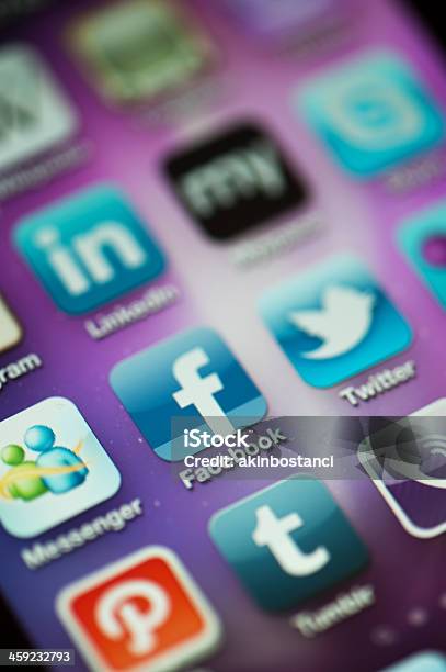 Aplicaciones De Medios De Comunicación Social En El Iphone Foto de stock y más banco de imágenes de Aplicación para móviles