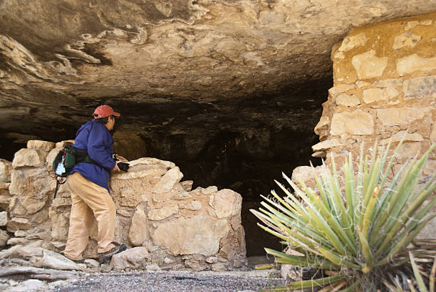 femme randonneur vue sur les ruines d'une ancienne habitat troglodytique - walnut canyon ruins photos et images de collection