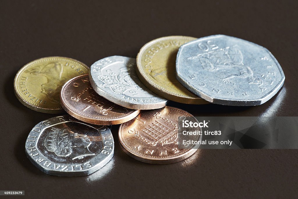 British monedas sobre fondo marrón oscuro - Foto de stock de Aleación libre de derechos