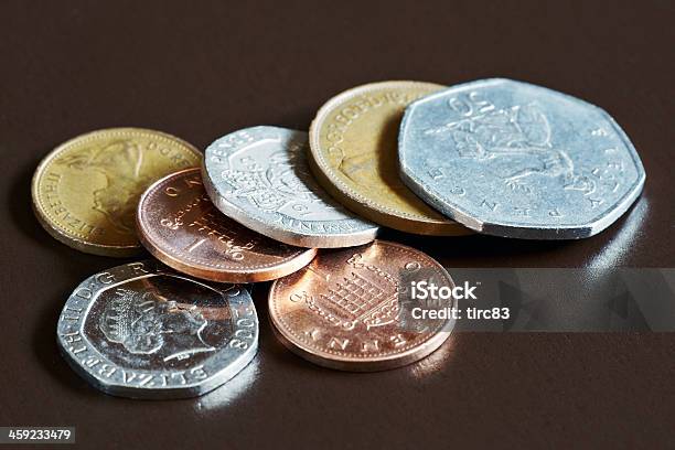 British Monedas Sobre Fondo Marrón Oscuro Foto de stock y más banco de imágenes de Aleación - Aleación, Brillante, Bronce - Aleación